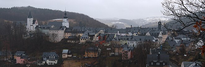 Blick vom Totenstein auf den Stadtkern mit Schloss, St.-Georgen-Kirche und Ratskeller