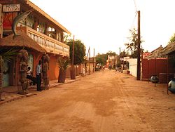 Een hoofdstraat in de wijk Saly Niakh Niakhal