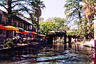 Riverwalk de San Antonio con río.jpg
