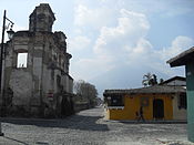 El Convento de la Concepción, en Antigua Guatemala. Fue destruido por el Terremoto de Santa Marta en 1773; atrás se ve el Volcán de Agua.