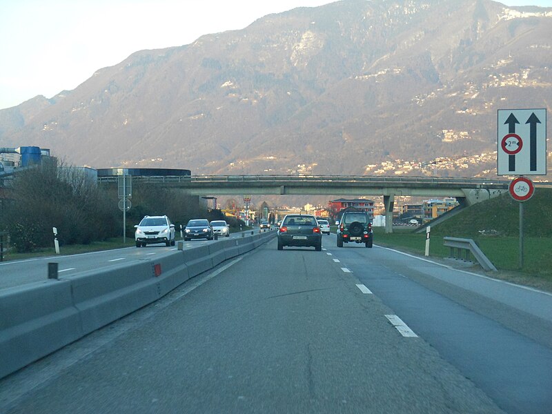 File:Sant Antonino strada cantonale 070315.jpg