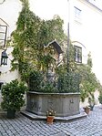 Nepomuk-Brunnen im Innenhof von Schloss Starhemberg