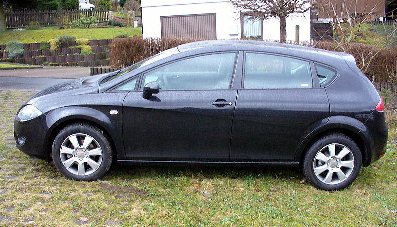 File:Seat Leon 1P 1.9 TDI Stylance Magicoschwarz Seite.JPG