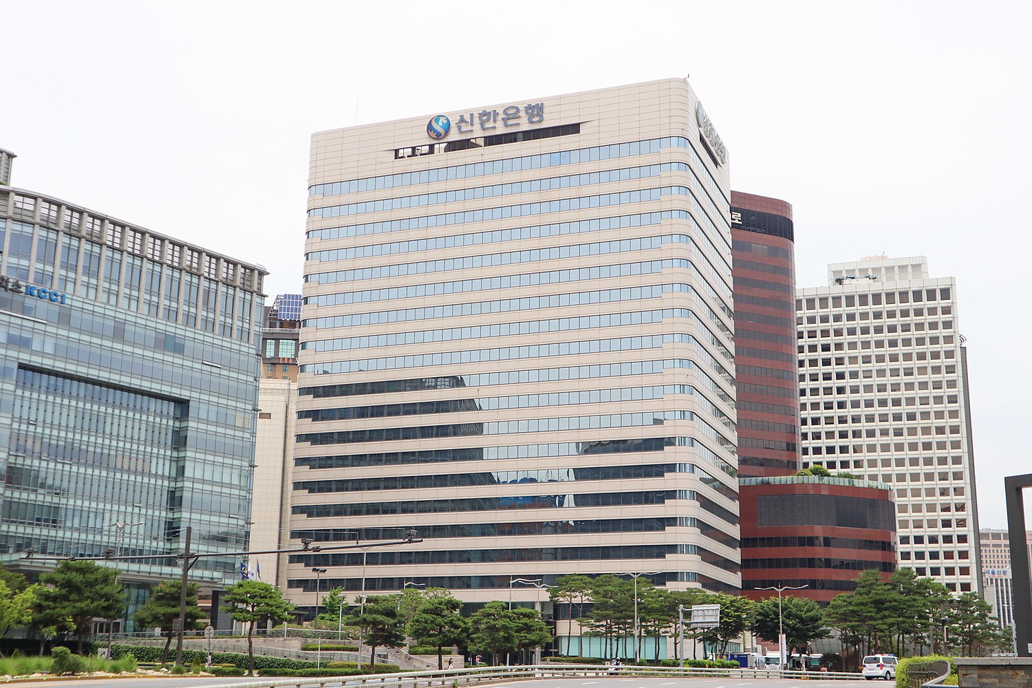 Shinhan bank office in Ho Chi MInh Stock Photo - Alamy