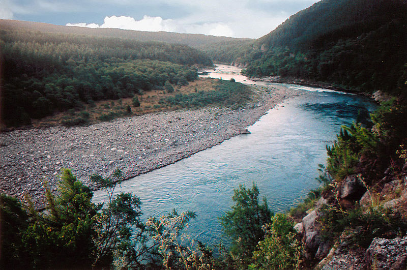 File:Si sigues el río llegas....jpg