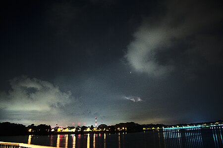 ไฟล์:Singapore, Lower Seletar Reservoir with Seletar Teleport at night (33146628680).jpg