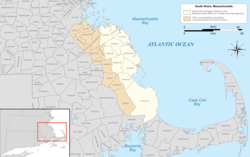 Mapa de la región de South Shore de Massachusetts resaltado en amarillo según la región definida por la Oficina de Gestión de Zonas Costeras de Massachusetts, con áreas a veces incluidas en la región en otras listas resaltadas en marrón claro.