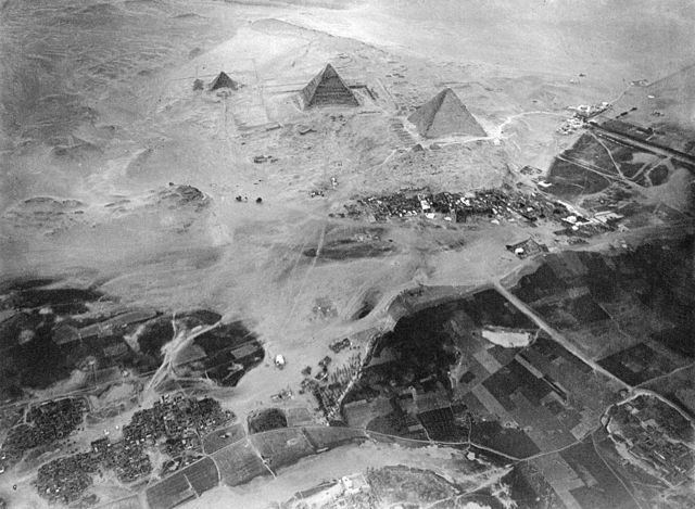 מתחם הפירמידות בגיזה - צילום מכדור פורח משנת 1904.