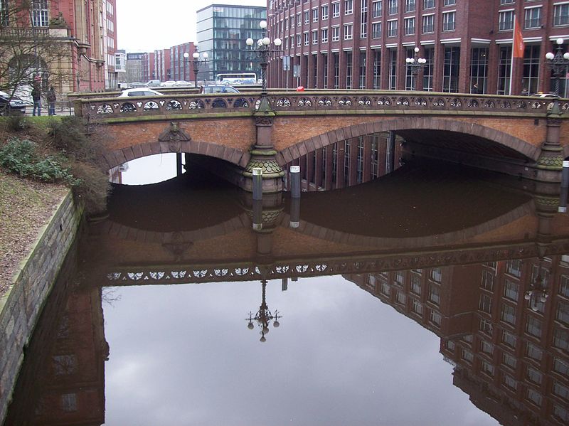 File:Spiegelung Heiligengeistbrücke.JPG