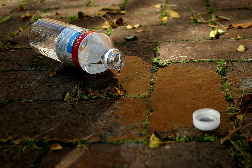 https://upload.wikimedia.org/wikipedia/commons/thumb/3/3b/Spilled_Water_Bottle.jpg/1024px-Spilled_Water_Bottle.jpg