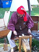 Schnitzen eines Holzlöffels auf dem Schniedesel