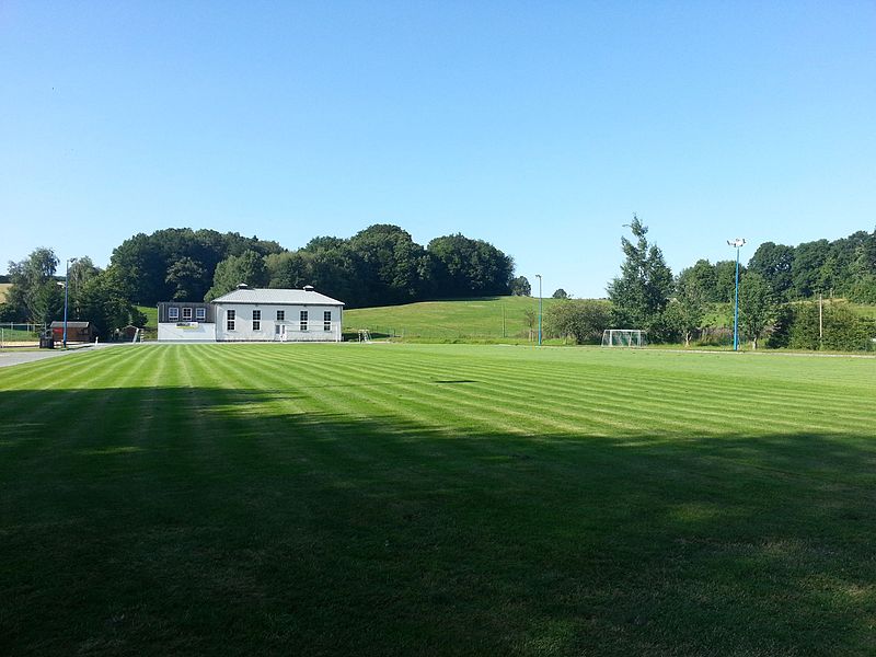 File:Sportplatz Schönbach.jpg