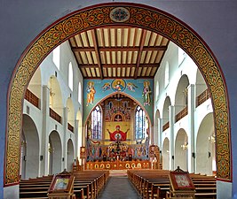 Het interieur van een kerk versierd met orthodoxe fresco's.