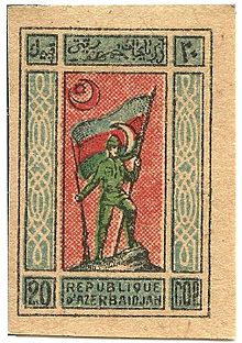 Flagge von 1918 bis 1920 mit großem Halbmond auf einer zeitgenössischen Briefmarke Aserbaidschans