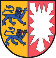 Les armoiries du Land de Schleswig-Holstein portent à gauche l'écu du Holstein enté en pointe de gueules aux trois clous d'argent posés en pairie et angles d'autant de feuilles d'ortie du même[21].