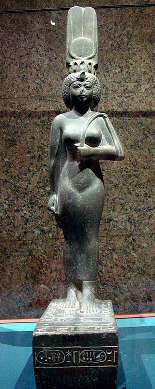 Estatuas de mujeres 320px-Statue_of_Ankhenesneferibre_by_John_Campana