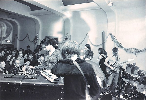 Stereolab performing in London, 1994 (O'Hagan not present)