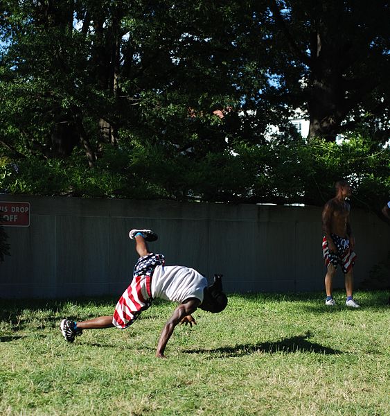 File:Street Acrobats in DC - 2013-06-07 - 08.JPG