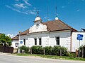 English: House No 70 with a clock in the gable in Strkov, part of Planá nad Lužnicí|Planá nad Lužnicí, Tábor District, Czech Republic. Čeština: Dům č.p. 70 s hodinami ve štítu ve Strkově, části města Planá nad Lužnicí v okrese Tábor