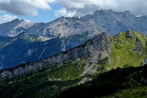 Stuibenwand, Stuibenspitze and Stuibenkopf.  In the background the Wettersteinkopf, Frauenalpl and Dreitorspitze (from left to right).