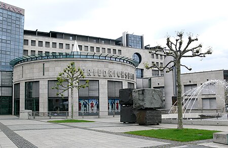 Stuttgart Friedrichsbau Rotunde mit Vorplatz.jpg