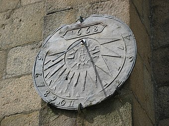 Reloj de sol en la pared de la iglesia