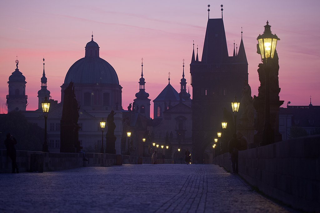 Prag: Blick über die Karlsbrücke ostwärts auf die Kuppel der Kreuzherrenkirche, die Salvatorkirche und den Altstädter Brückenturm (UNESCO-Welterbe in Tschechien). Sunrise on the Charles Bridge, Prague