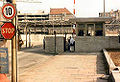 穿过东柏林检查哨的步行者，此时新检查哨已于1984年后建成