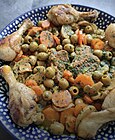 Tagine tradicional argelino de aceitunas con pollo y champiñones