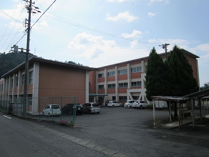 File:Tanigumi junior high school.jpg