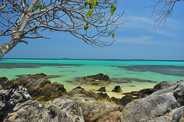 File:Tanjung_Gelam,_Taman_Nasional_Karimunjawa.jpg