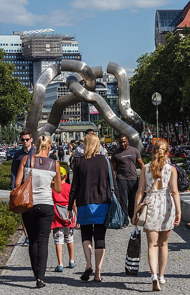 File:Tauentzienstraße, Berlin sculpture, Germany, 2014-07-12-3347.jpg