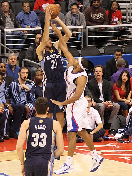 File:Tayshaun Prince shooting 20131118 Clippers v Grizzles (cropped).jpg