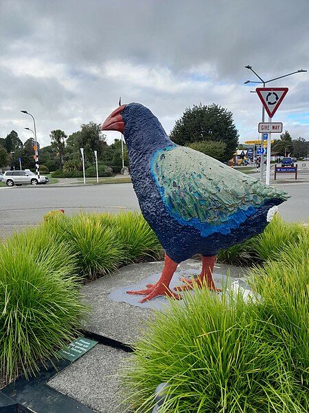A statue of a Takahē, located in central Te Anau (2023)