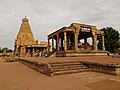 Thanjavur Big temple with Nandi mandapam.jpg