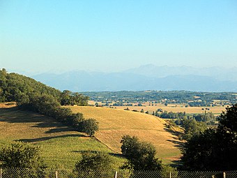 Collines et Pyrénées vues depuis Marciac, dans le sud-ouest.