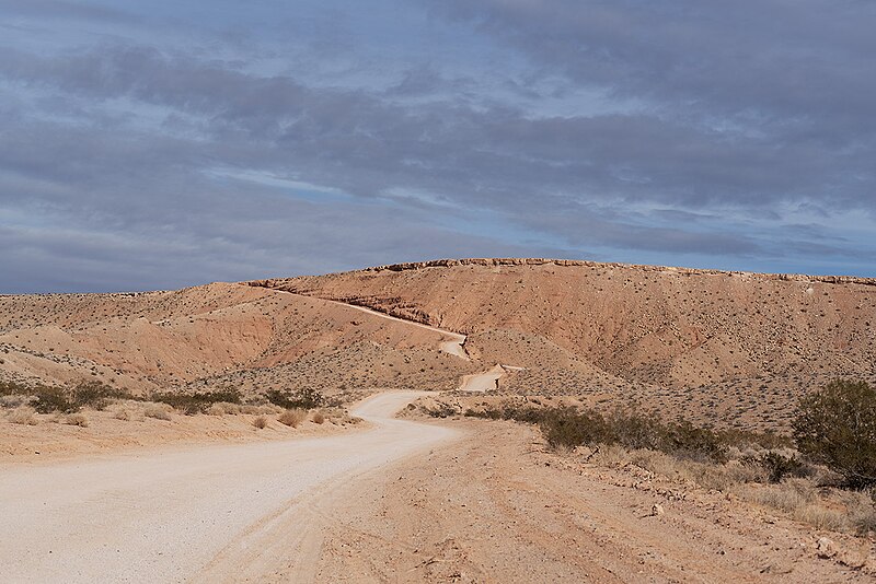 File:The road to Michael Heizer's Double Negative, Overton, NV.jpg