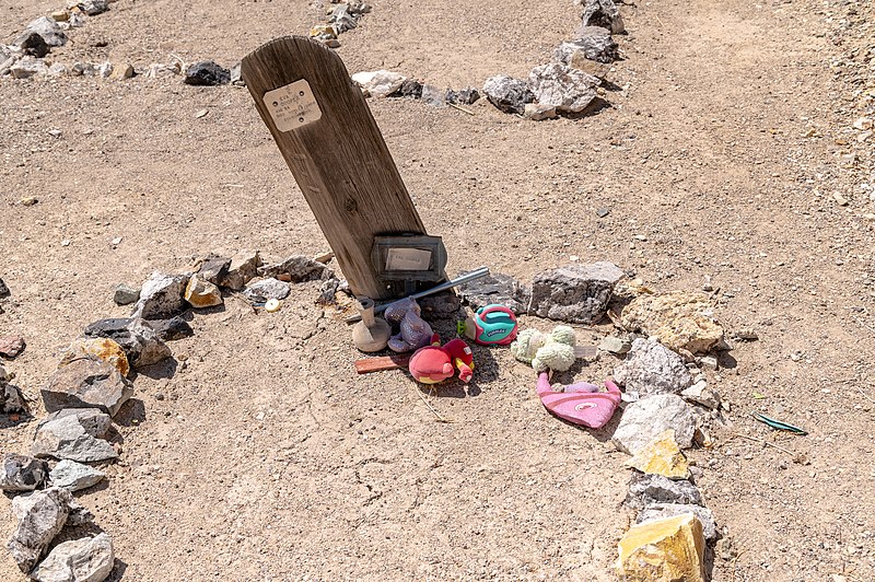 File:Tonopah NV Cemetery - 52133071276.jpg