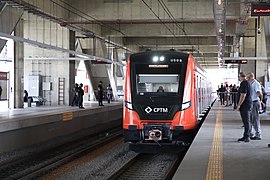 Tren de la serie 2500 en la Estación Engenheiro Goulart