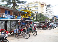 Tuk-tuks in Serendipity Road