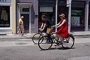 Dos ciclistas en sus roadsters en Charleston, Estados Unidos.