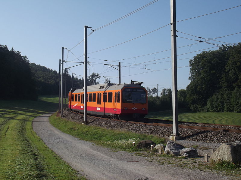 File:Uetlibergbahn Ringlikon II.jpg