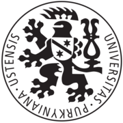 Univerzita J. E. Purkyně - heraldický, slavnostní znak.png
