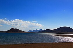 Lake Urru httpsuploadwikimediaorgwikipediacommonsthu
