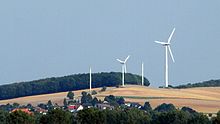 Vörier Berg mit alter und neuer Windkraftanlage (Sommer 2012)