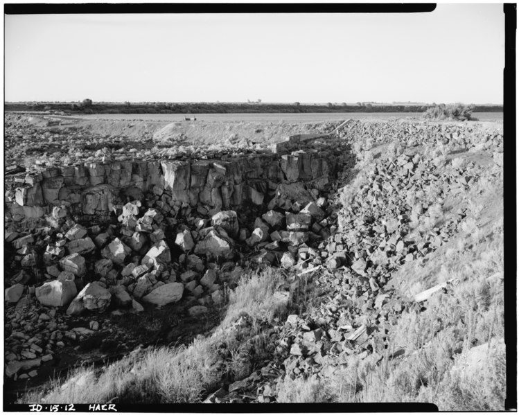 File:VIEW OF EMERGENCY OVERFLOW SPILLWAY WITH CENTRAL EMBANKMENT ON THE RIGHT; LOOKING NORTHEAST. - Milner Dam and Main Canal- Twin Falls Canal Company, On Snake River, 11 miles West HAER ID,27-TWIF.V,1-12.tif