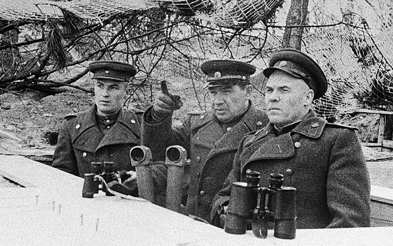 File:Vasili Chuikov en su puesto de observación durante la batalla de las cumbres del Seelow.jpg