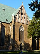 Verdens katedral, tvåfärgat tegel med putsade nischer, sandsten med crawlers, kalkstensportal