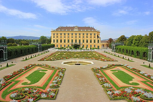 Schönbrunn: Blick vom Aussichtspavillon auf den Kronprinzengarten und Schloss Schönbrunn (Wien)