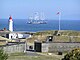 Batterie inférieure de Fort Rodd Hill avec un grand voilier en arrière-plan